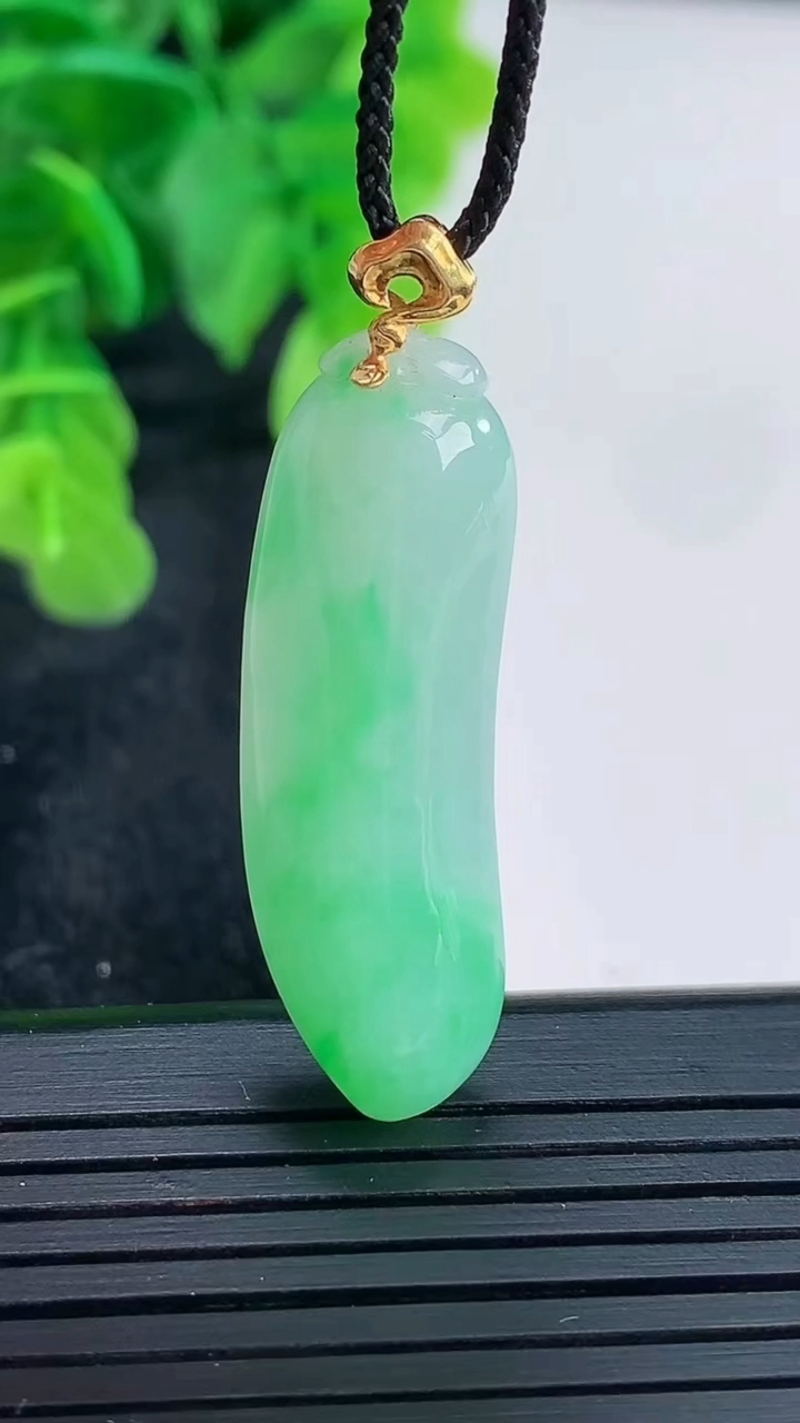 天然A货翡翠福瓜吊坠尺寸41.5-11.8-6.8重量:6.30g
4月16日