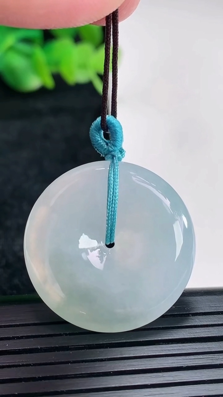 天然A货翡翠飘花平安扣吊坠尺寸28-5.6重量:10.07g
4月16日