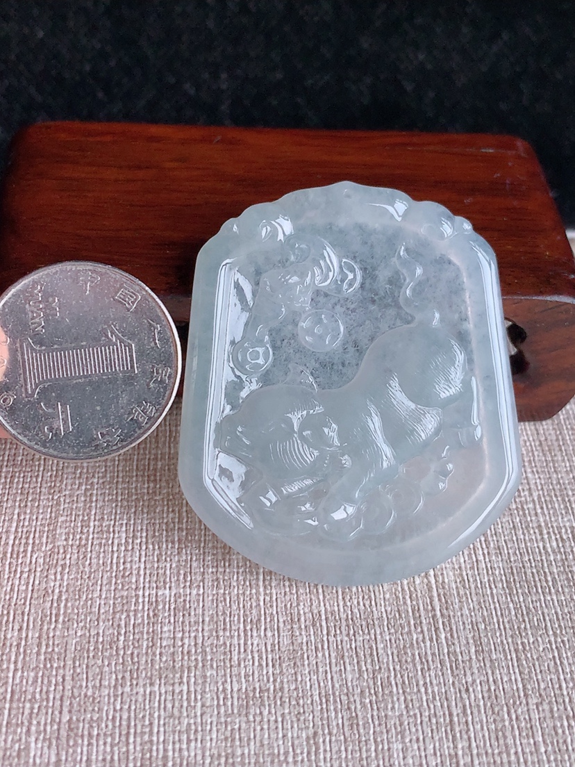天然A货翡翠白冰生肖猪吊坠 
尺寸51.7-43.8-4.8mm 重量22.22g 0415
