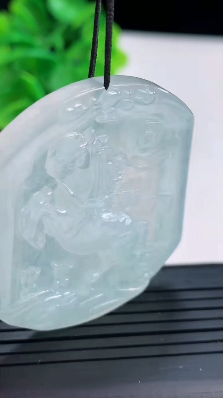 天然A货翡翠生肖马吊坠尺寸48.2-40.9-5.2重量:23.88g
4月16日