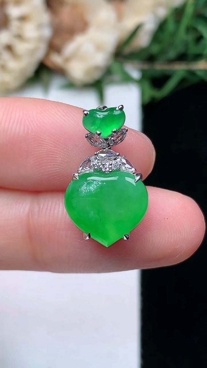 天然A货翡翠爱心吊坠，尺寸18.7-9.8-11.2-7.5，重量:2.39g
4月16日