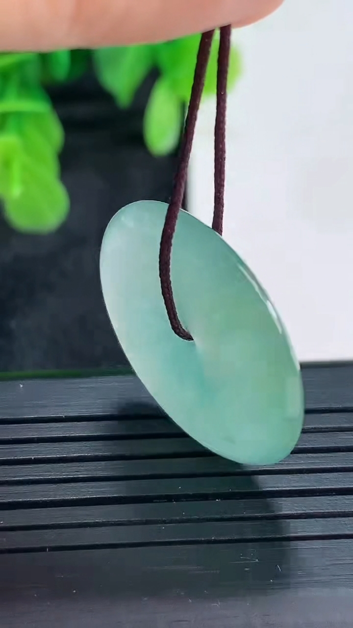 天然A货翡翠飘花平安扣吊坠尺寸25.7-4.1重量:6.32g
4月16日