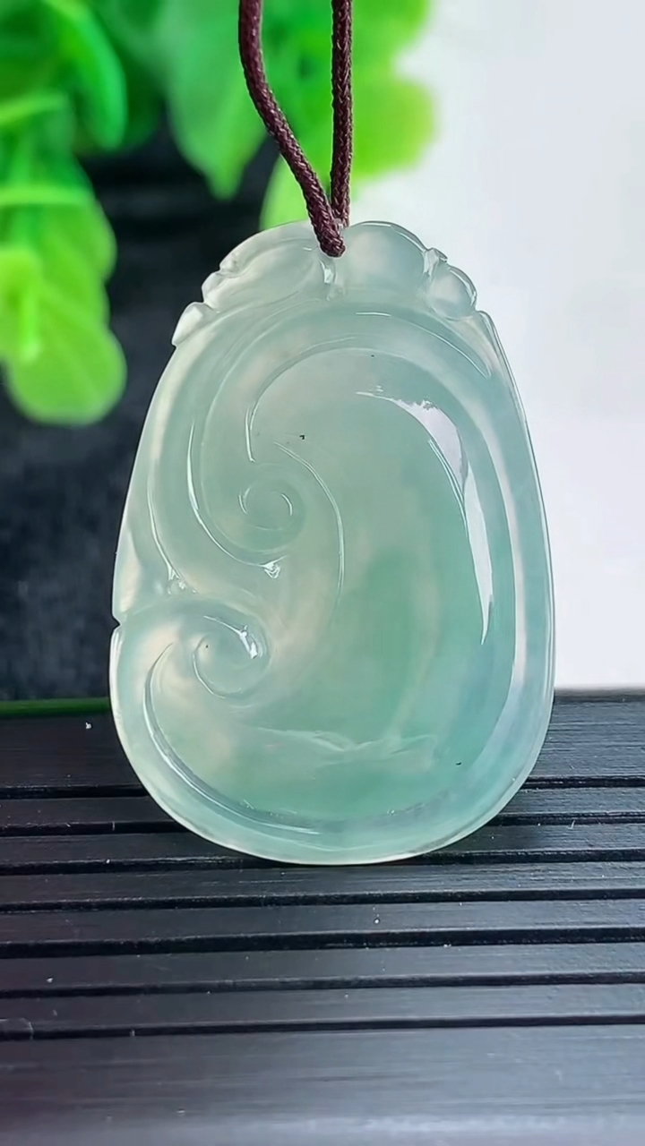 天然A货翡翠如意吊坠尺寸32.2-22.2-4.1重量:5.89g
4月16日