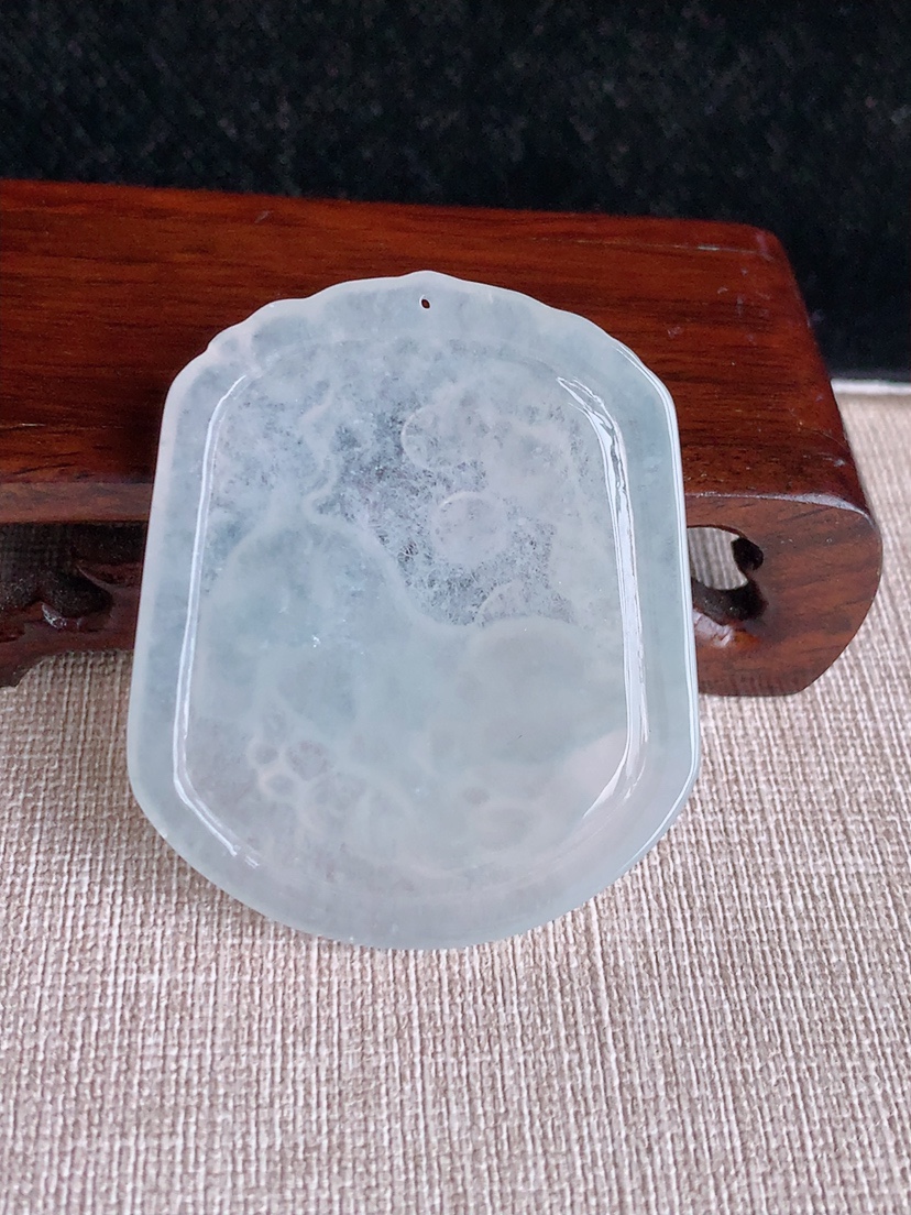 天然A货翡翠白冰生肖猪吊坠 
尺寸51.7-43.8-4.8mm 重量22.22g 0415