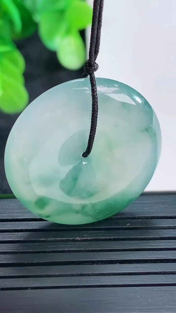 天然A货翡翠种飘花平安扣吊坠尺寸28.2-5.7重量:10.00g
4月16日