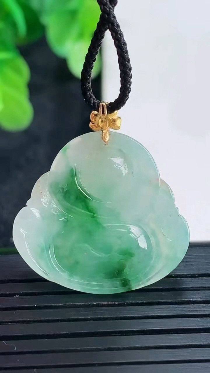 天然A货翡翠佛公吊坠尺寸28.6-29.5-5.7重量:5.41g
4月16日