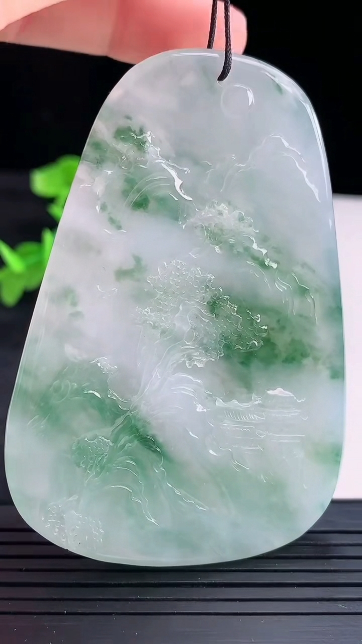 天然A货翡翠飘花山水观音菩萨吊坠尺寸72.5-49.5-9.4重量:60.77g
4月16日