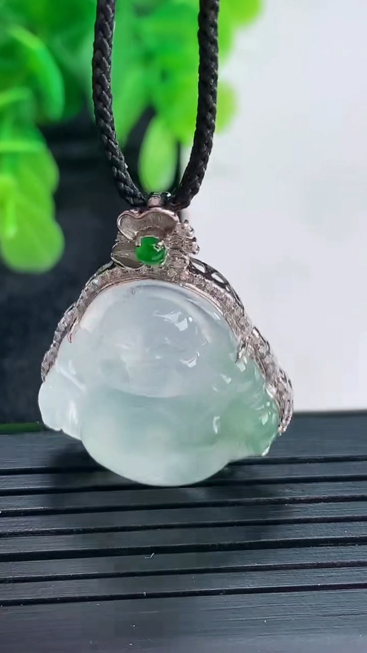 天然A货翡翠佛公吊坠尺寸29.6-23.8-9裸石21.1-21.7重量:5.69g
4月16日