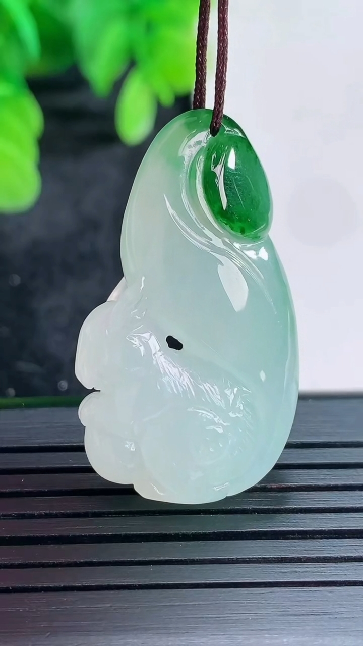 天然A货翡翠松鼠吊坠尺寸34.1-19.5-10.2重量:10.41g
4月16日