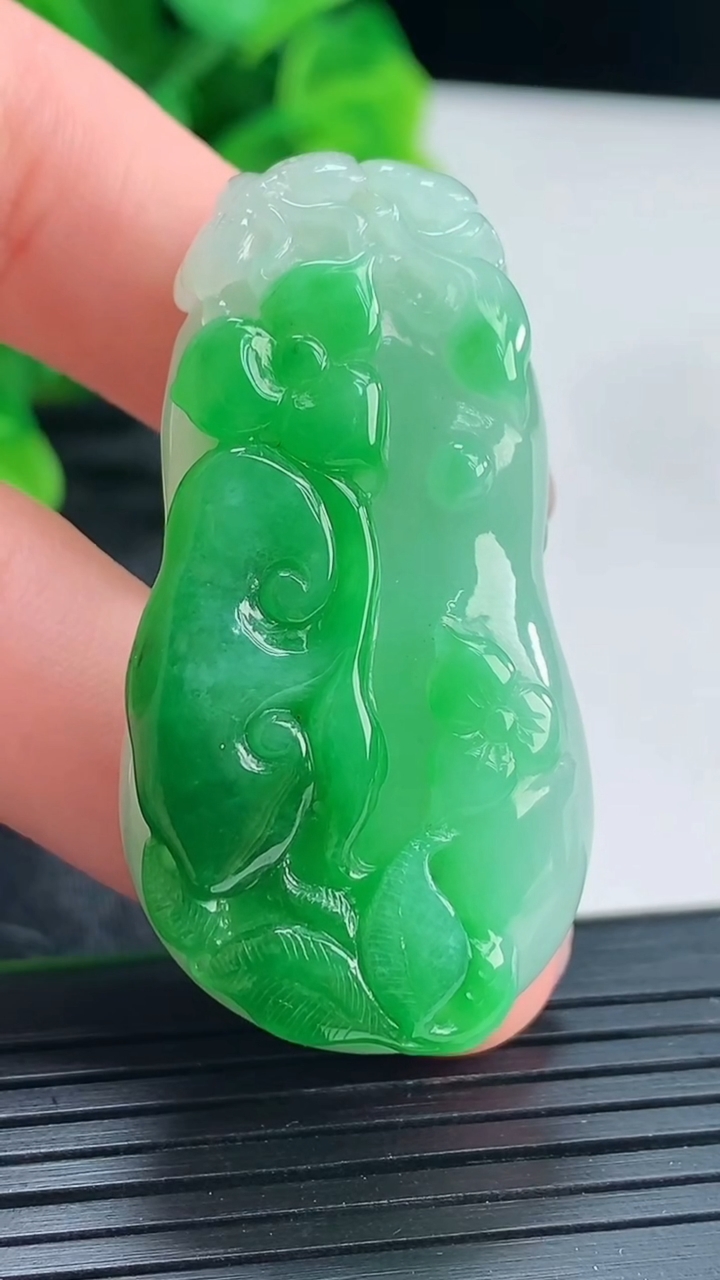 天然A货翡翠福瓜吊坠尺寸44.4-23.3-12.4重量:27.46g
4月16日