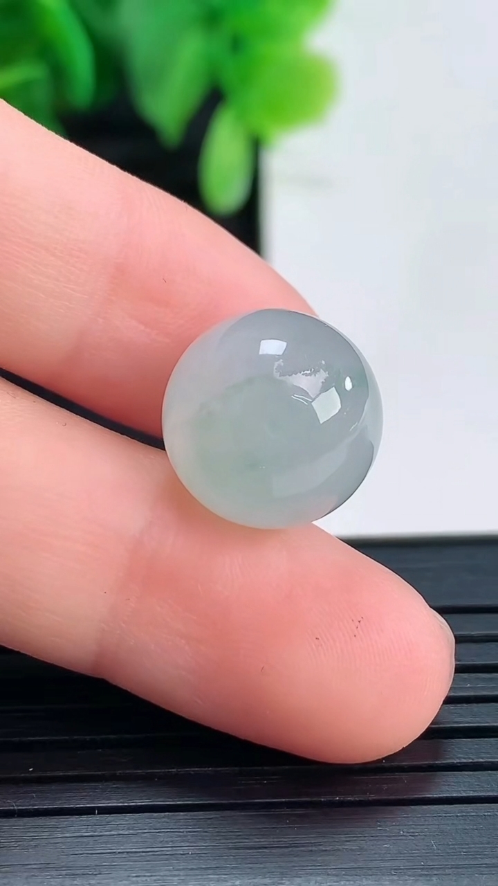 天然A货翡翠飘花圆珠镶嵌件尺寸12.8重量:3.88g4月16日
工厂直销收藏佳品,种好水足，色泽均匀，有种有色，上手高大气！