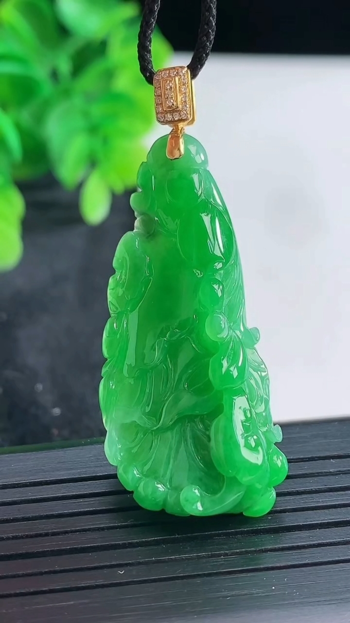 天然A货翡翠白菜吊坠尺寸48.9-17.3-8.9重量:11.03g
4月16日