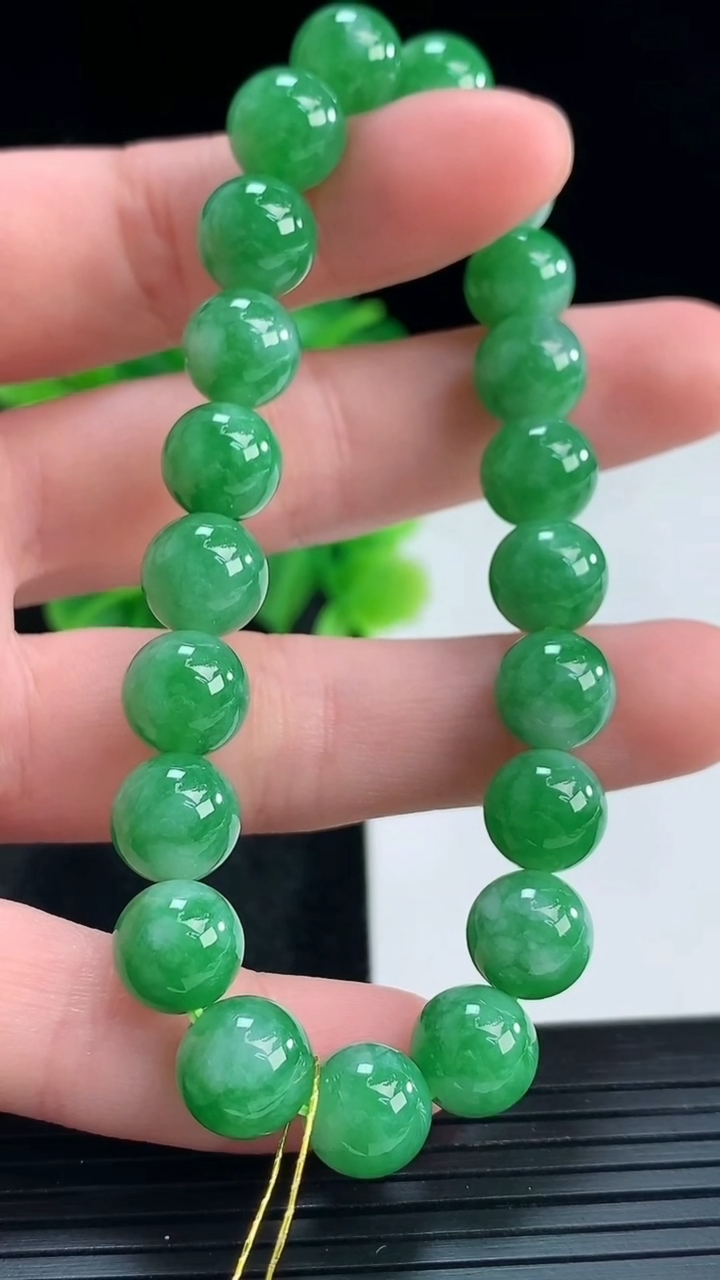 天然A货翡翠圆珠手串尺寸8.8-21颗重量:25.90g4月16日
工厂直销收藏佳品,种好水足，色泽