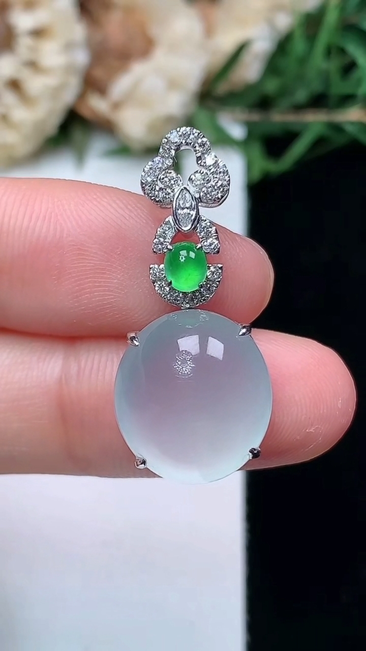 天然A货翡翠白冰蛋面吊坠，尺寸28.2-13.3-12.6-8，重量:3.66g
4月16日