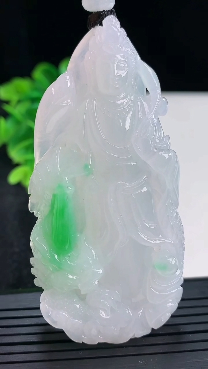 天然A货翡翠祥龙观音菩萨吊坠尺寸74.6-36.8-9.4重量:49.68g
4月16日