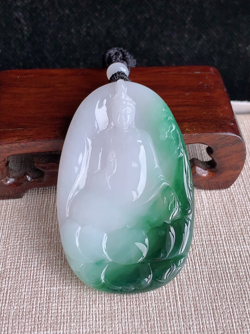 天然A货翡翠飘花观音吊坠 
尺寸62-39.6-5mm 重量33.26g 0415