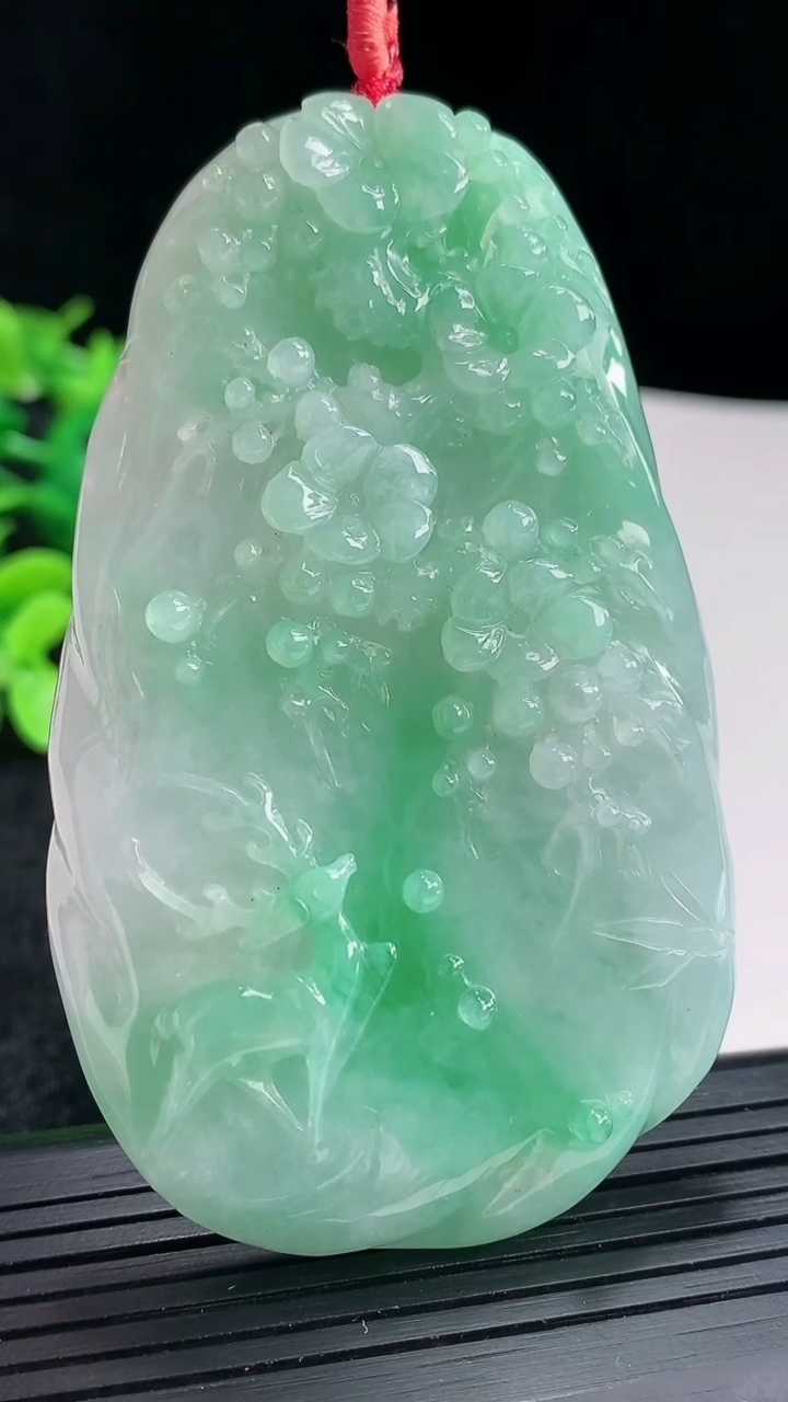 天然A货翡翠梅花鹿吊坠尺寸75-45.5-9.5重量:65.27g
4月16日