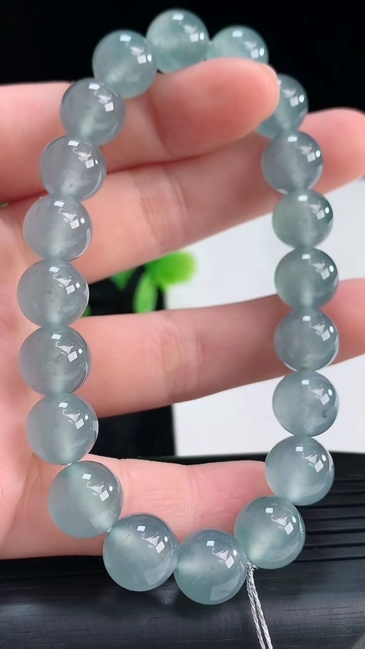 天然A货翡翠蓝水圆珠手串尺寸9.7-20颗重量:32.90g4月16日
工厂直销收藏佳品,种好水足，色泽均匀，有种有色，上手高大气！