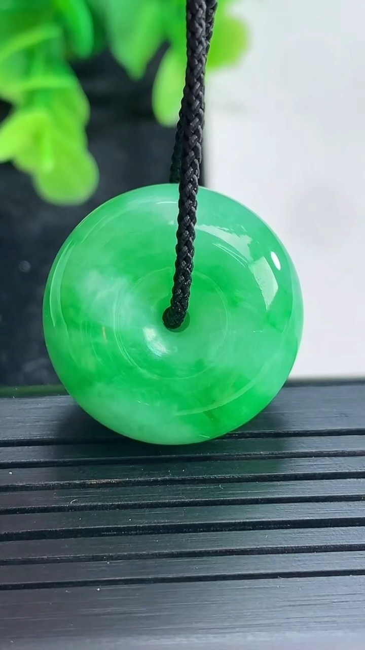 天然A货翡翠平安扣吊坠尺寸23.6-12.7重量:15.14g
4月16日