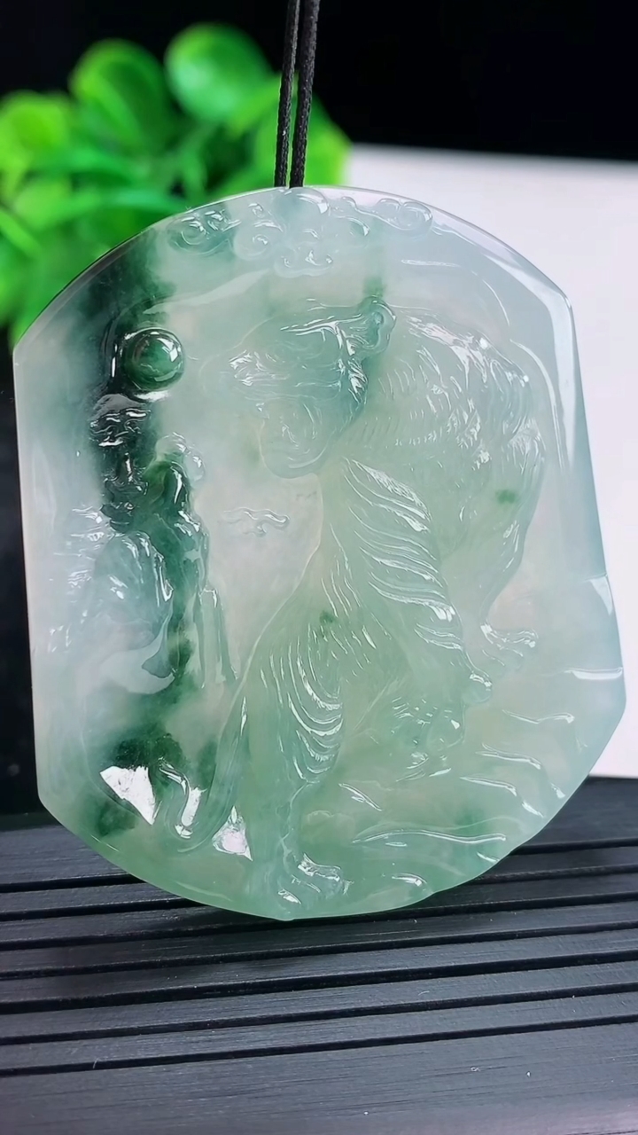 天然A货翡翠飘花生肖虎吊坠尺寸52.5-44.3-5.6重量:30.48g
4月16日