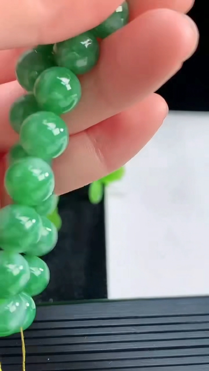 天然A货翡翠圆珠手串尺寸8.8-21颗重量:25.90g4月16日
工厂直销收藏佳品,种好水足，色泽均匀，有种有色，上手高大气！