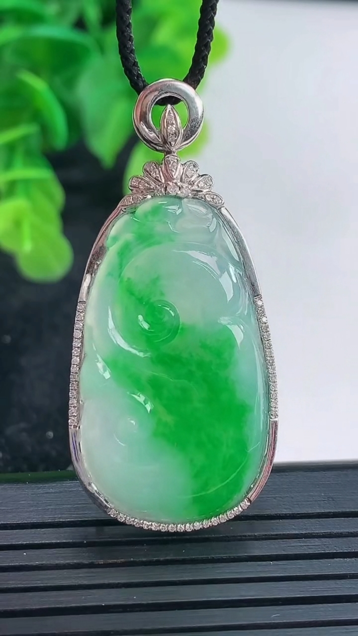 天然A货翡翠如意吊坠尺寸44.8-20.6-5.9裸石31.9-18重量:7.05g
4月16日