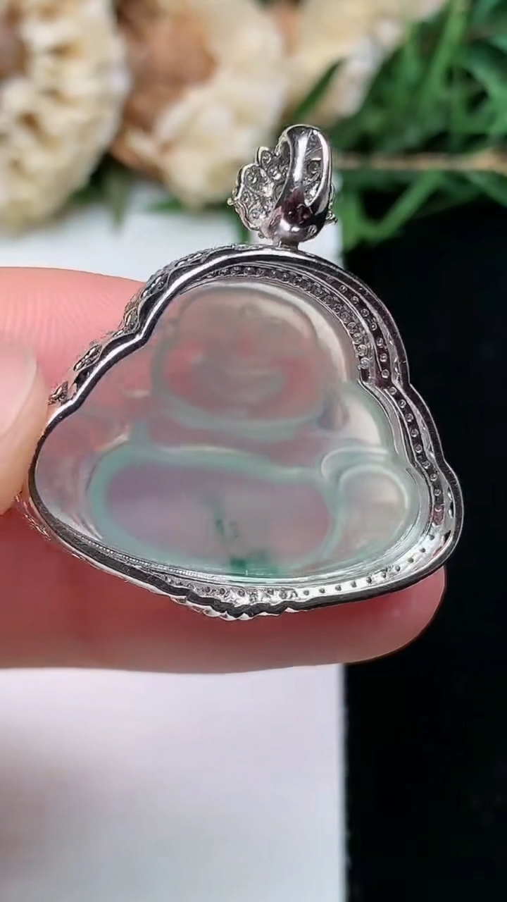 天然A货翡翠飘花佛公吊坠，尺寸30.2-28.8-8.9，裸石18.7-25.9，重量:5.29g
4月16日