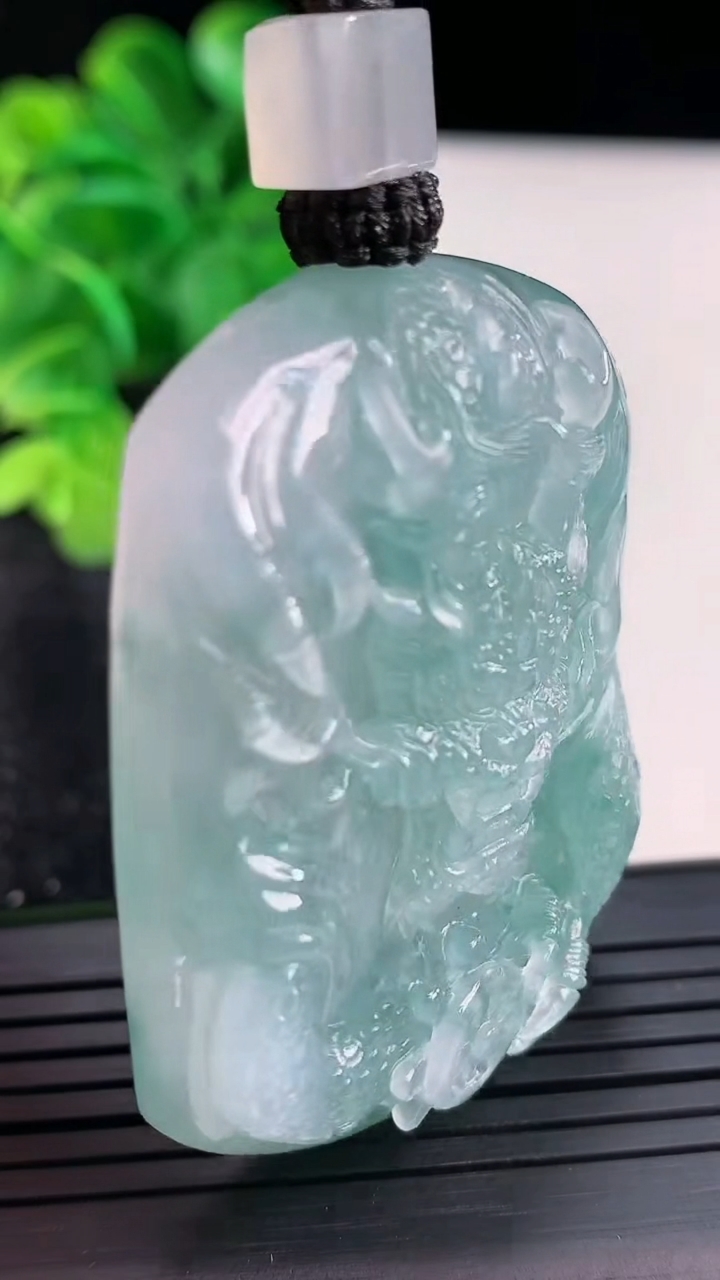 天然A货翡翠种飘花龙牌吊坠尺寸46.1-36.5-12.2重量:52.82g
4月16日