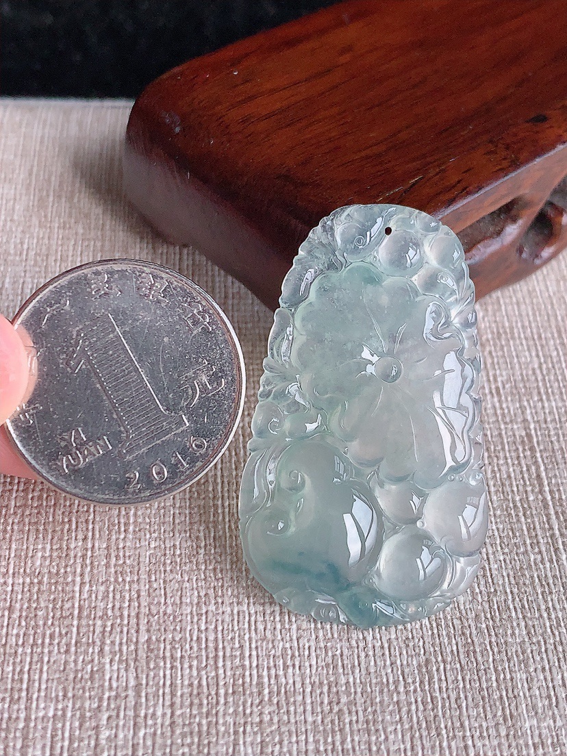 天然A货翡翠晴水荷叶和和美美吊坠 
尺寸43.8-25.6-4.2mm 重量7.77g 0415