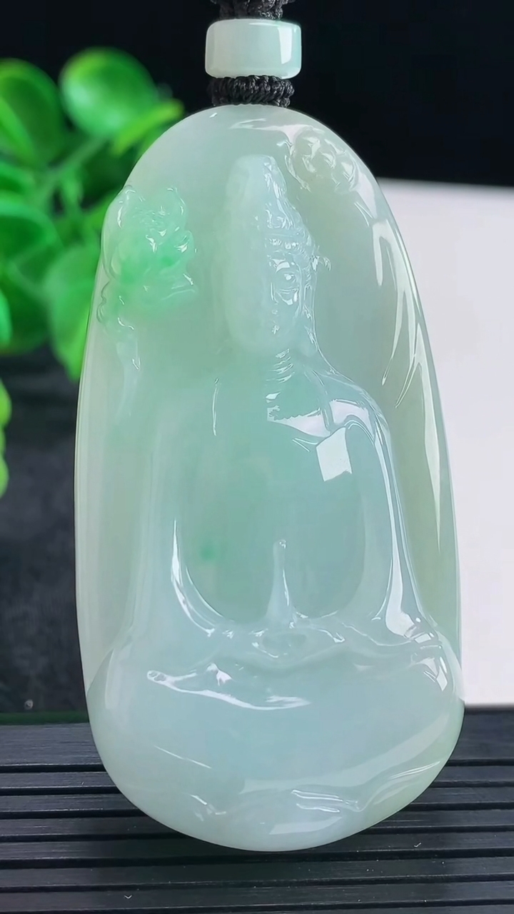 天然A货翡翠观音菩萨吊坠尺寸63-32.9-11.7重量:53.06g
4月16日