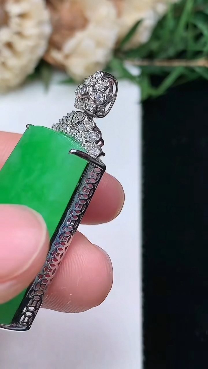 天然A货翡翠无事牌吊坠，尺寸28-17.5-7.2，重量:8.00g
4月16日