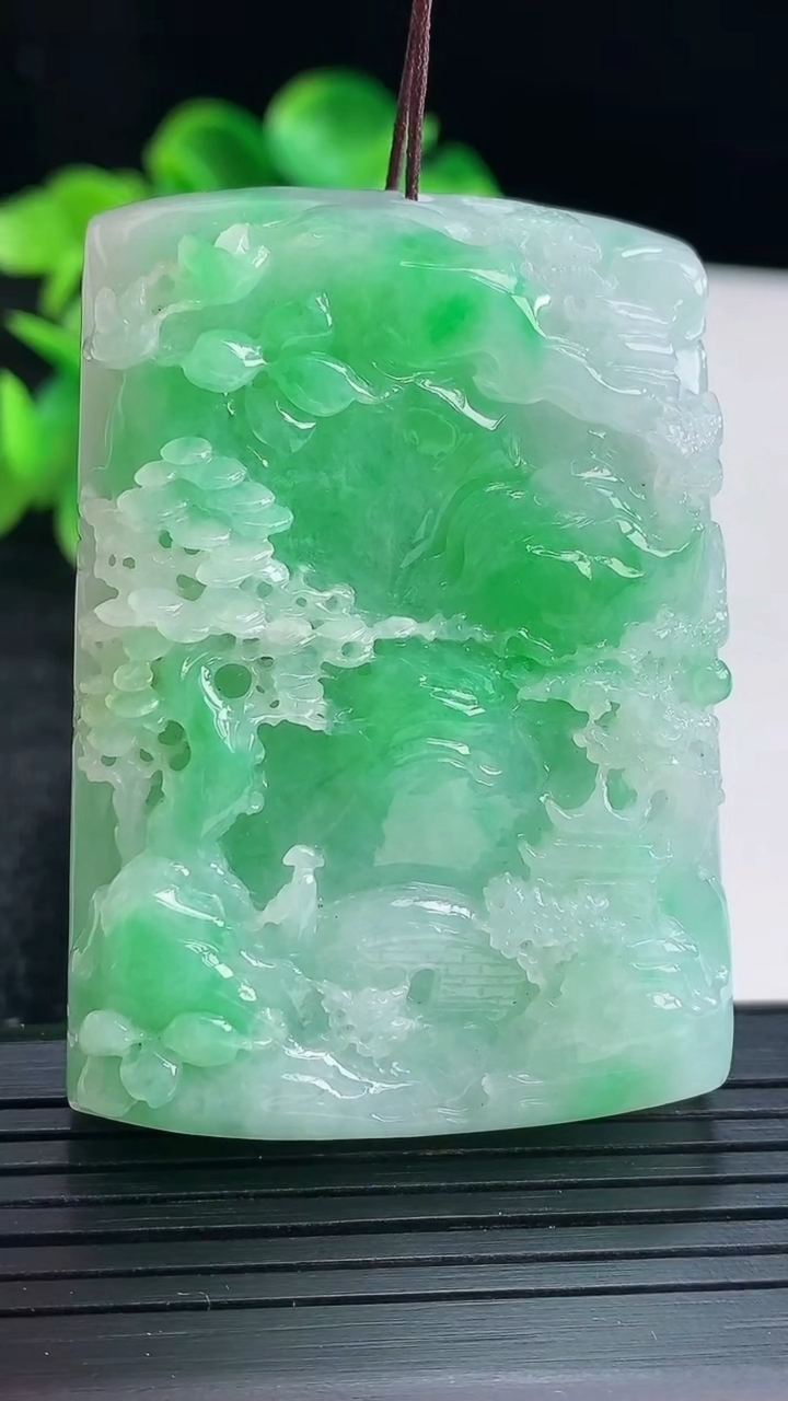 天然A货翡翠山水牌吊坠尺寸55.1-38.6-13.6重量:71.47g
4月16日