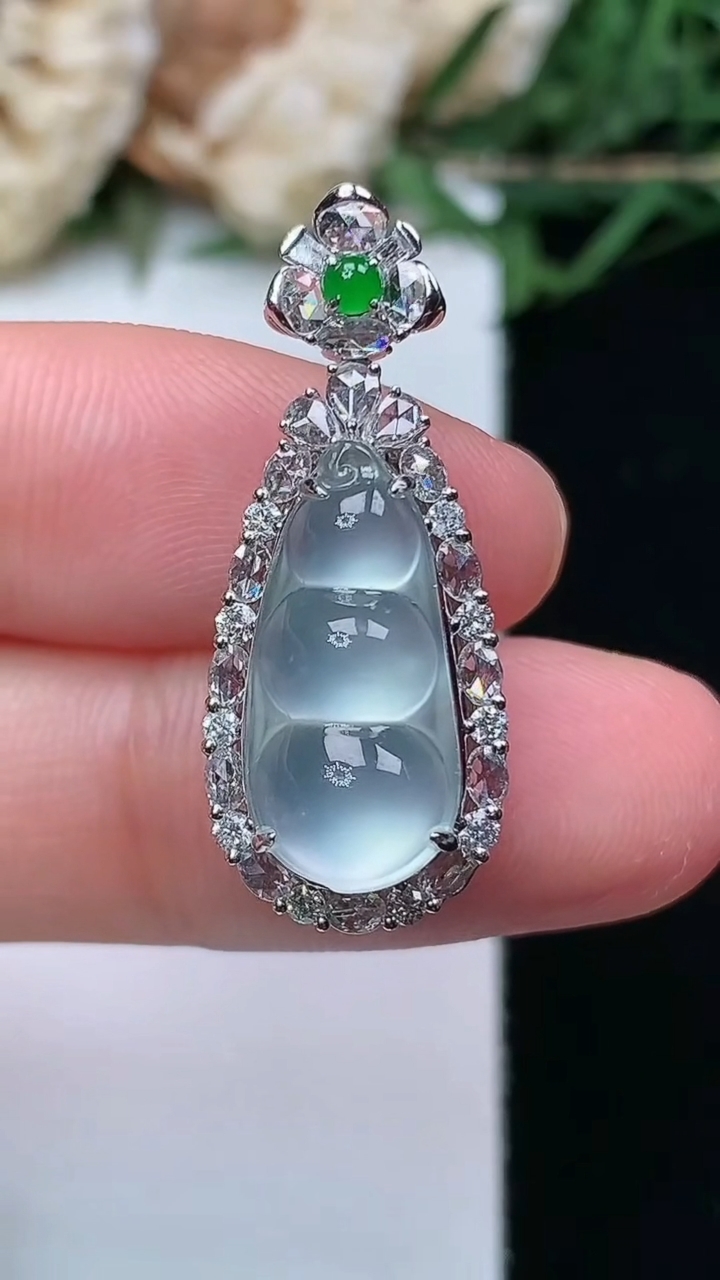 天然A货翡翠白冰福豆吊坠，尺寸28.4-11.5-10.4，裸石16.6-7.9，重量:3.78g
