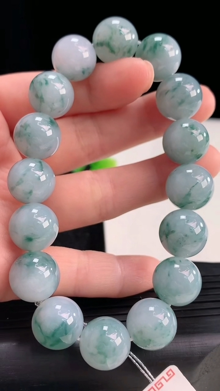 天然A货翡翠飘花圆珠手串尺寸12.5-16颗重量:56.61g4月16日
工厂直销收藏佳品,种好水足，色泽均匀，有种有色，上手高大气！