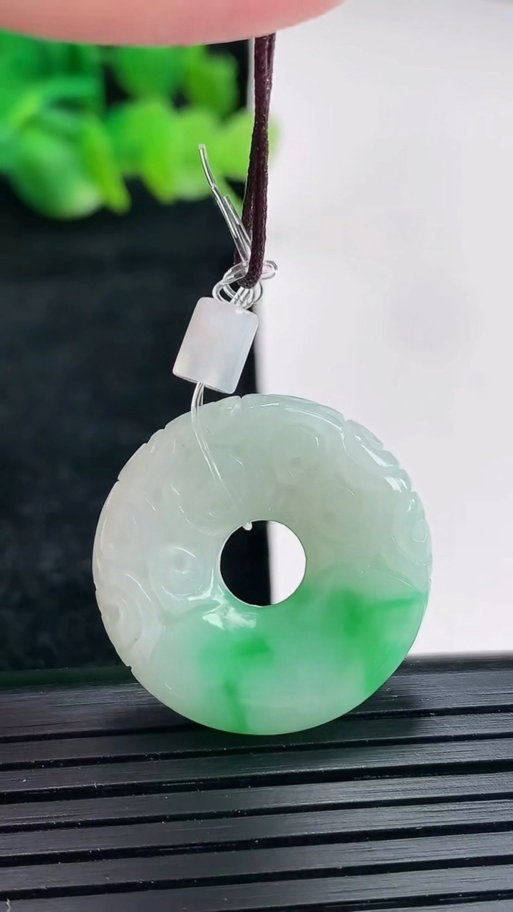 天然A货翡翠雕花平安环吊坠尺寸25-5重量:6.57g
4月16日