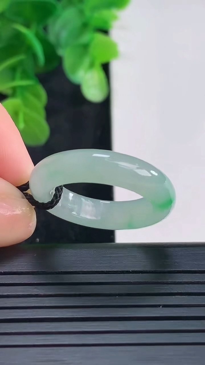 天然A货翡翠指环戒指尺寸19.2-5.5-3.8重量:4.71g2026年4月16日
工厂直销收藏佳品,种好水足，色泽均匀，有种有色，上手高大气！