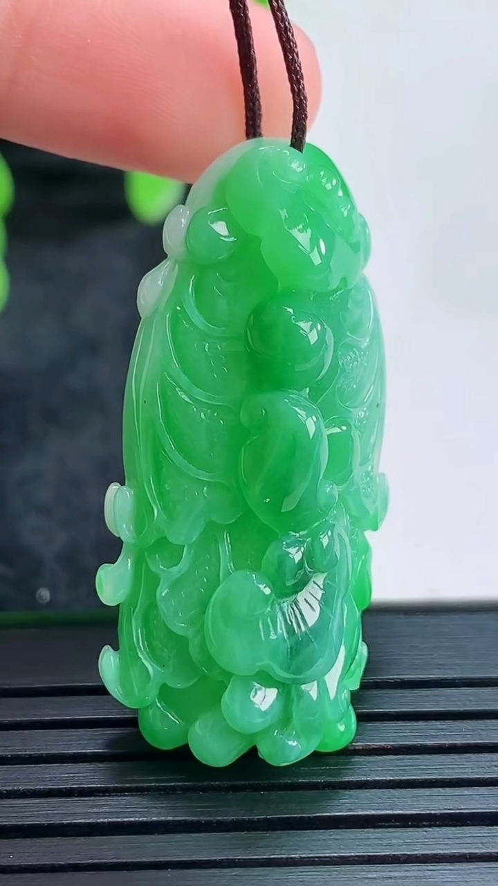 天然A货翡翠白菜吊坠尺寸35.6-17.8-13.6重量:13.27g
4月16日