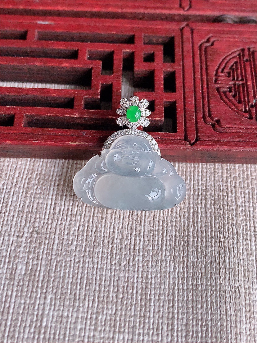 天然A货翡翠18K金伴钻镶嵌白冰白月光佛公吊坠 
尺寸22-13.8-21.4-6.8mm 重量3.44g 0415