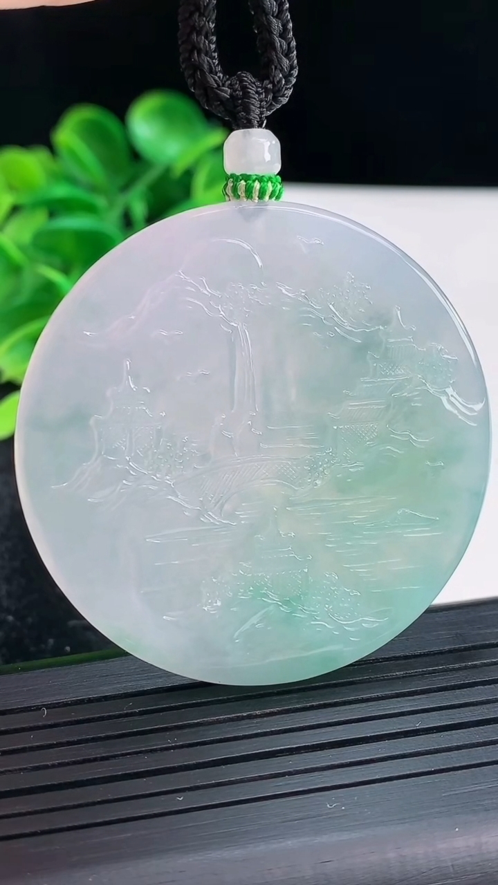 天然A货翡翠冰种飘花山水牌吊坠尺寸49.9-4.3重量:36.69g
4月16日