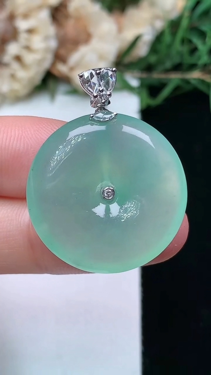 天然A货翡翠平安扣吊坠，尺寸24.3-5，重量:6.35g
4月16日