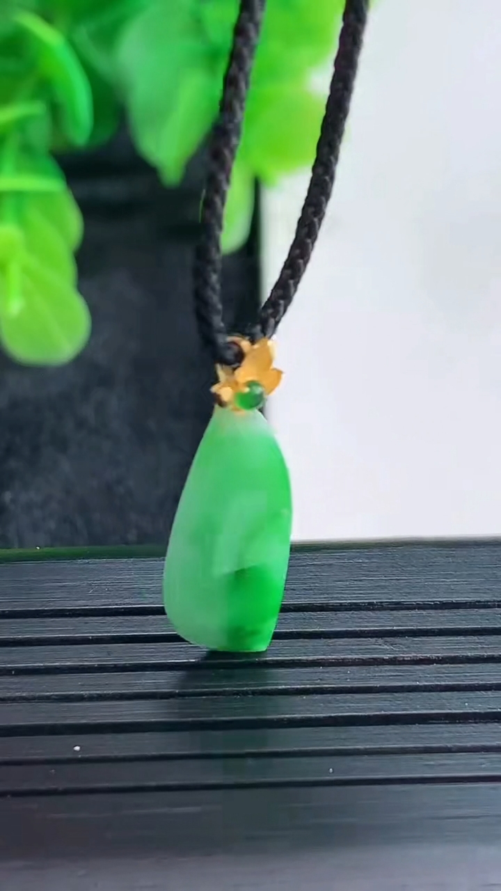 天然A货翡翠随形吊坠尺寸23.8-8.2-5.9重量:1.54g
4月16日