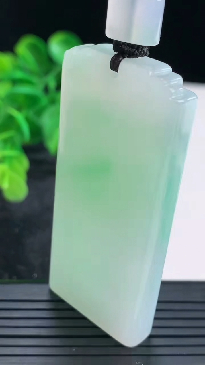 天然A货翡翠仿古无事牌吊坠尺寸61.5-28.1-8重量:49.35g
4月16日