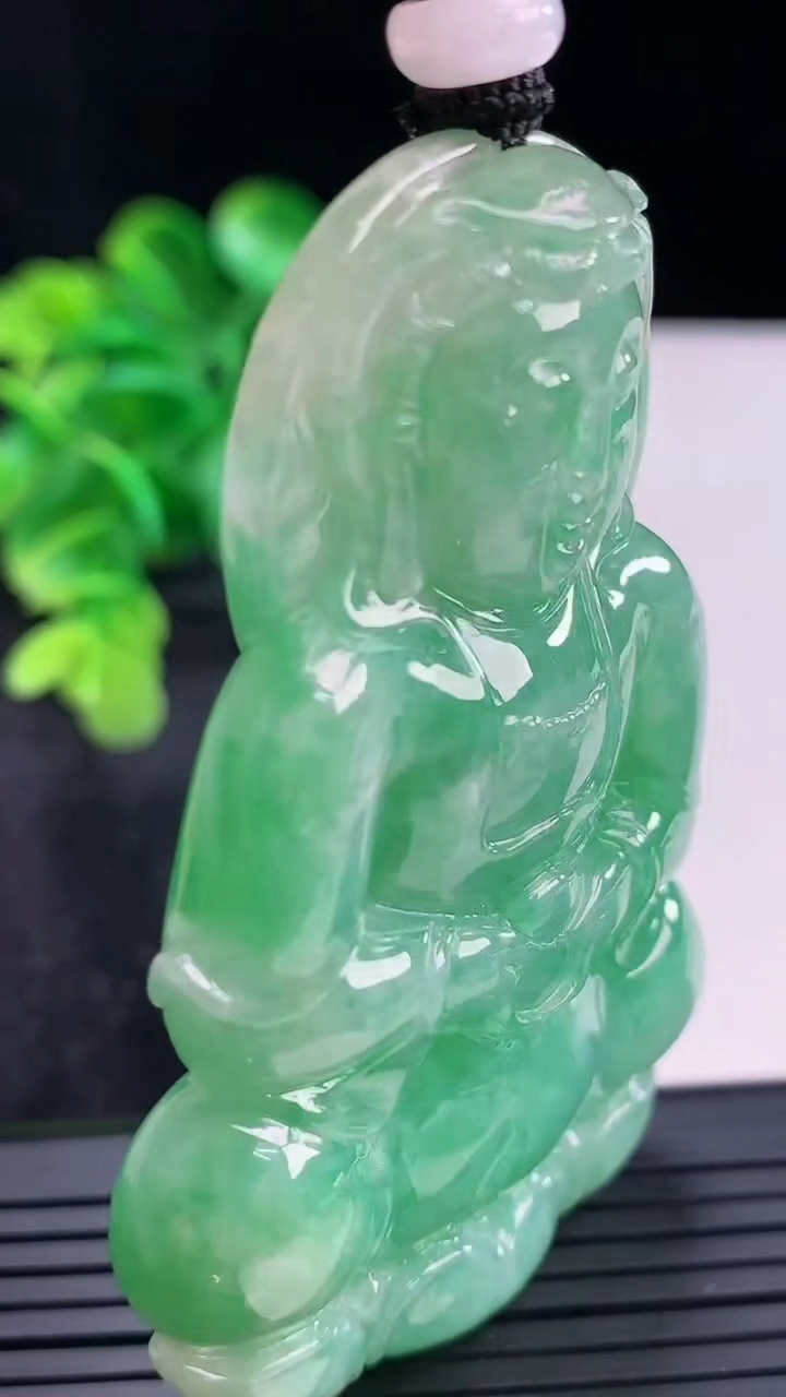 天然A货翡翠观音菩萨吊坠尺寸67.3-45.1-10.8重量:64.90g
4月16日