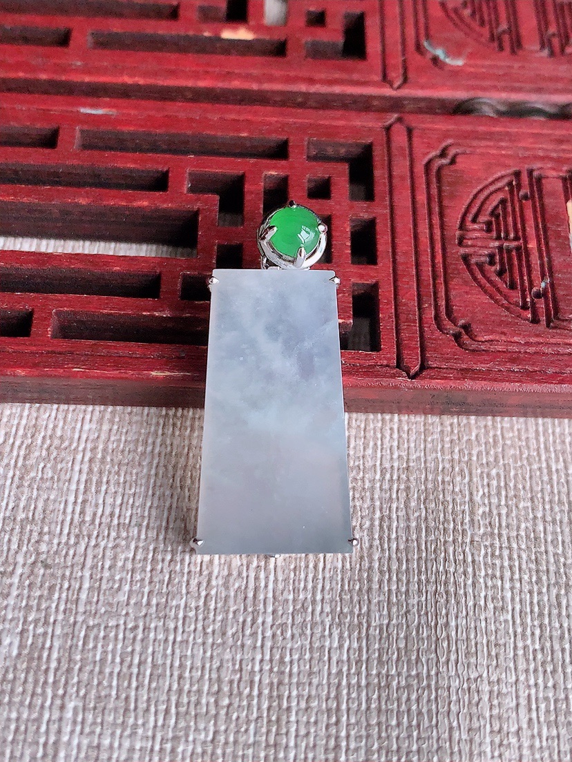 天然A货翡翠18K金扣头白冰白月光无事牌吊坠  
尺寸32.5-24.8-13-3.8mm 重量4.