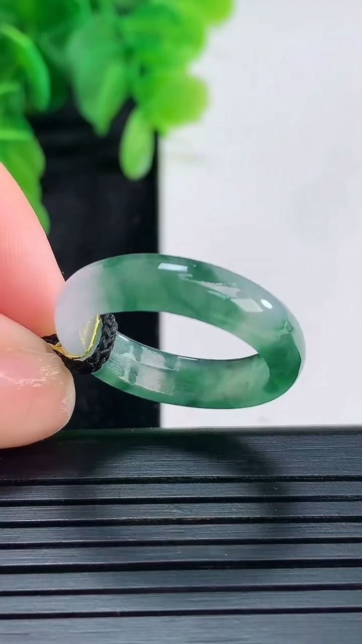 天然A货翡翠飘花指环戒指尺寸18.7-5-2.9重量:3.16g2026年4月16日
工厂直销收藏佳品,种好水足，色泽均匀，有种有色，上手高大气！