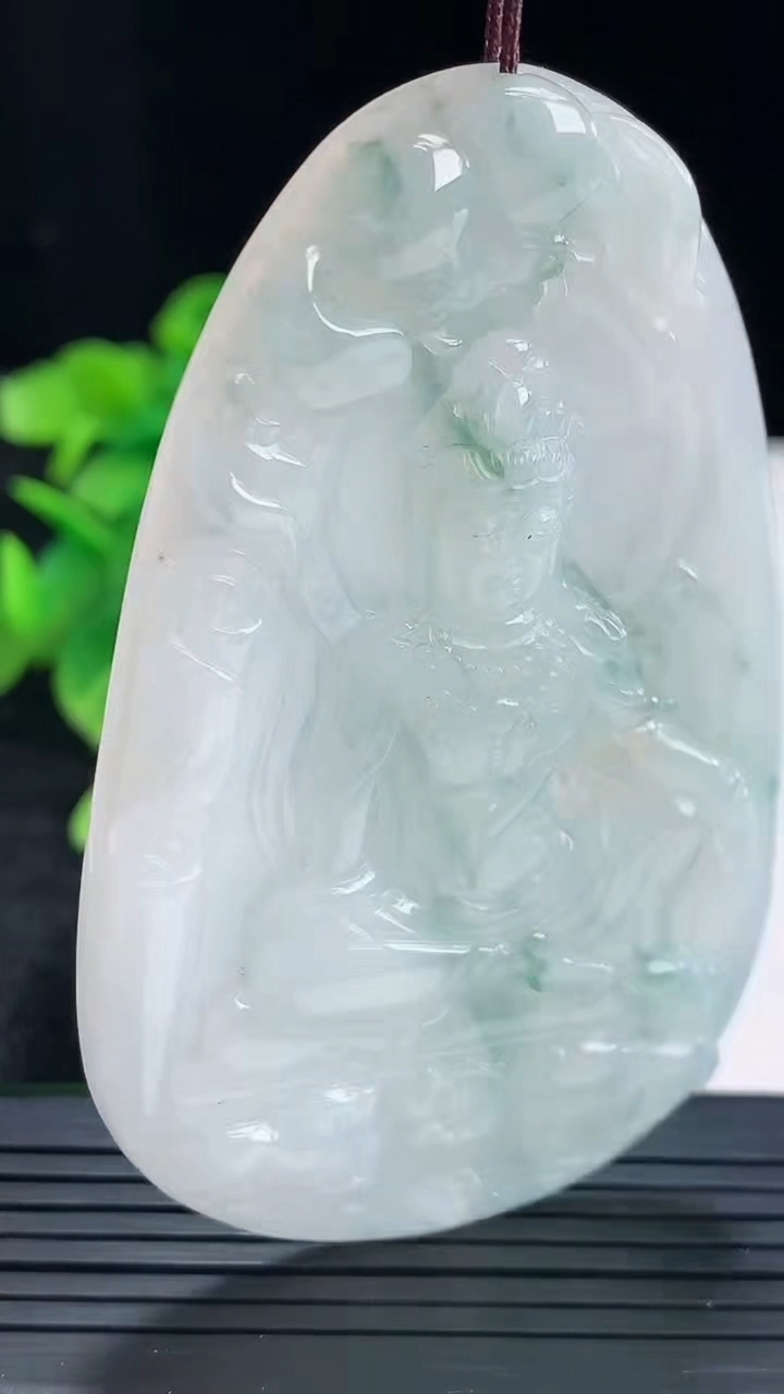 天然A货翡翠飘花观音菩萨吊坠尺寸72.4-44.4-5.5重量:34.69g
4月16日
