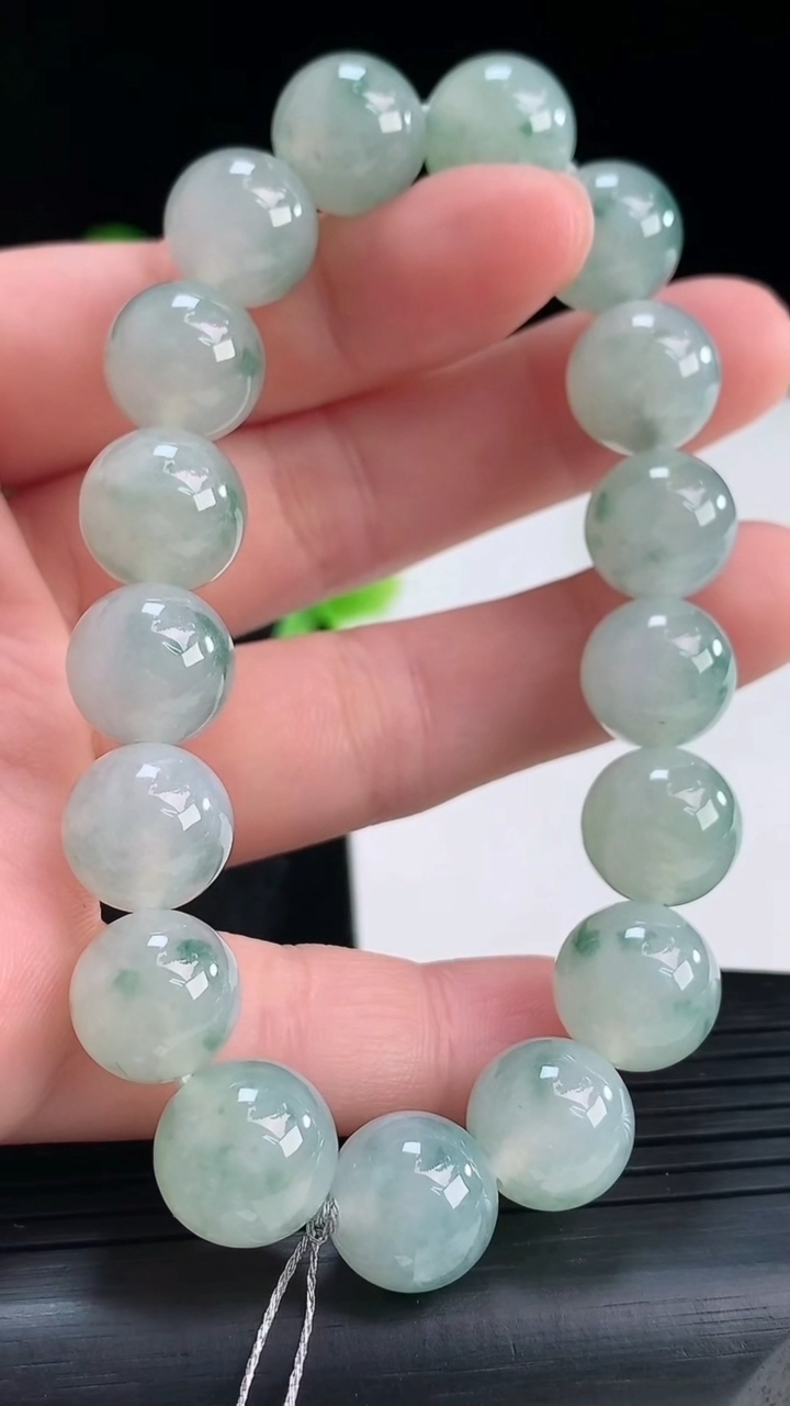 天然A货翡翠飘花圆珠手串尺寸11.2-17颗重量:40.93g4月16日
工厂直销收藏佳品,种好水足，色泽均匀，有种有色，上手高大气！