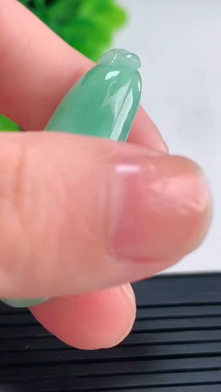 天然A货翡翠福瓜吊坠尺寸38.3-13.4-6.7重量:6.92g
4月16日