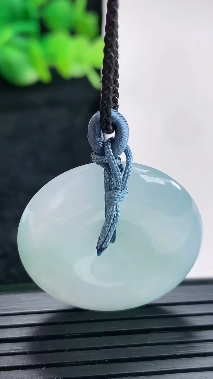 天然A货翡翠飘花平安扣吊坠尺寸28.6-6.8重量:11.61g
4月16日