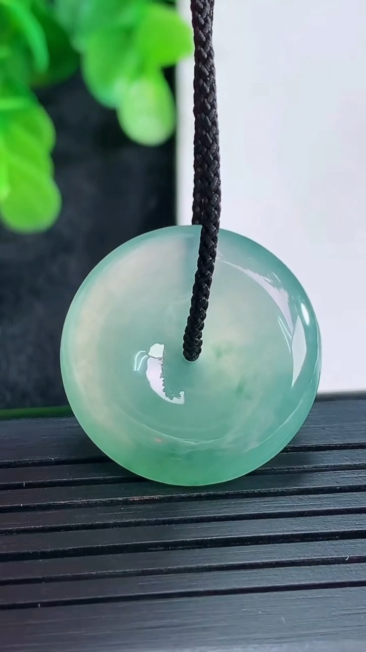 天然A货翡翠飘花平安扣吊坠尺寸23.6-5.5重量:6.46g
4月16日